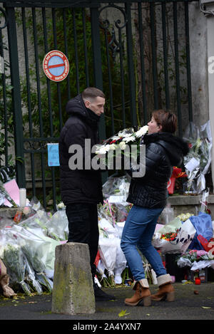 Décembre 7th, 2017 - Marnes La Coquette Johnny Hallyday est mort à 74 ans le 6 décembre à son domicile de Marnes La Coquette, le lendemain de fans et médias sont toujours à l'extérieur de sa chambre pour rendre hommage à la chanteuse. Banque D'Images