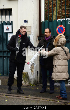 Décembre 7th, 2017 - Marnes La Coquette Johnny Hallyday est mort à 74 ans le 6 décembre à son domicile de Marnes La Coquette, le lendemain de fans et médias sont toujours à l'extérieur de sa chambre pour rendre hommage à la chanteuse. Banque D'Images
