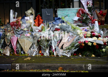 Décembre 7th, 2017 - Marnes La Coquette Johnny Hallyday est mort à 74 ans le 6 décembre à son domicile de Marnes La Coquette, le lendemain de fans et médias sont toujours à l'extérieur de sa chambre pour rendre hommage à la chanteuse. Banque D'Images