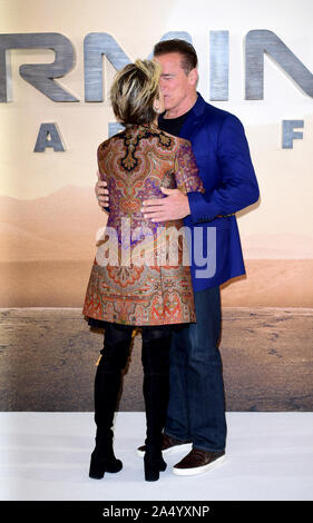 Linda Hamilton et Arnold Schwarzenegger arrivant pour la terminaison : Dark sort une séance tenue à l'hôtel Mandarin Oriental, Londres. Banque D'Images