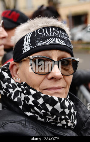 Décembre 7th, 2017 - Marnes La Coquette Johnny Hallyday est mort à 74 ans le 6 décembre à son domicile de Marnes La Coquette, le lendemain de fans et médias sont toujours à l'extérieur de sa chambre pour rendre hommage à la chanteuse. Banque D'Images