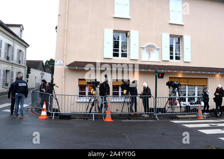 Décembre 7th, 2017 - Marnes La Coquette Johnny Hallyday est mort à 74 ans le 6 décembre à son domicile de Marnes La Coquette, le lendemain de fans et médias sont toujours à l'extérieur de sa chambre pour rendre hommage à la chanteuse. Banque D'Images