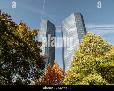 Deutsche Bank Skyscraper low angle sur une journée ensoleillée avec des arbres en premier plan, Francfort, Hesse, Allemagne Banque D'Images