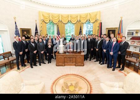 Président américain Donald Trump, centre, pose avec les membres de la Coupe Stanley 2019 équipe professionnelle de hockey sur glace, les Blues de Saint-Louis, dans le bureau ovale de la Maison Blanche le 15 octobre 2019 à Washington, DC. Banque D'Images