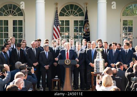 Président américain Donald Trump, centre, au cours d'une cérémonie d'accueil de la Coupe Stanley 2019 l'équipe professionnelle de hockey sur glace, les Blues de Saint-Louis, dans la roseraie de la Maison Blanche le 15 octobre 2019 à Washington, DC. Banque D'Images