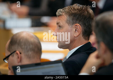 Erfurt, Allemagne. 17 Oct, 2019. Björn Höcke, chef de l'AfD de Thuringe, groupe parlementaire suit la session extraordinaire de l'état de Thuringe au Parlement européen sur la protection de la constitution. L'AfD accuse le chef de Thuringe du Verfassungsschutz, Kramer, d'agir de manière neutre et peut-être même illégalement et personnel exigences conséquences. Crédit : Michael Reichel/dpa/Alamy Live News Banque D'Images