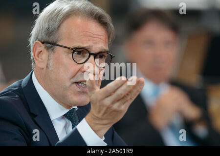 Erfurt, Allemagne. 17 Oct, 2019. Georg Maier (SPD), Ministre de l'intérieur de Thuringe, prend la parole à la session extraordinaire de l'état de Thuringe au Parlement européen sur la protection de la constitution. L'AfD accuse le chef de Thuringe du Verfassungsschutz, Kramer, d'agir de manière neutre et peut-être même illégalement et personnel exigences conséquences. Crédit : Michael Reichel/dpa/Alamy Live News Banque D'Images