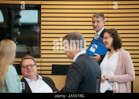 Erfurt, Allemagne. 17 Oct, 2019. Björn (Höcke 2vr), chef de l'AfD de Thuringe, groupe parlementaire vient à la session extraordinaire de l'état de Thuringe au Parlement européen sur la protection de la constitution. L'AfD accuse le chef de Thuringe du Verfassungsschutz, Kramer, d'agir de manière neutre et peut-être même illégalement et personnel exigences conséquences. Crédit : Michael Reichel/dpa/Alamy Live News Banque D'Images