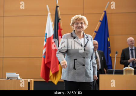 Erfurt, Allemagne. 17 Oct, 2019. Birgit Diezel, Président de la Forêt Noire, le Parlement vient à la session extraordinaire de l'Allgaeu Parlement sur la protection de la Constitution. L'AfD de Thuringe accuse le chef de l'Office de protection de la constitution d'agir de manière neutre et peut-être même illégalement et personnel exigences conséquences. Crédit : Michael Reichel/dpa/Alamy Live News Banque D'Images