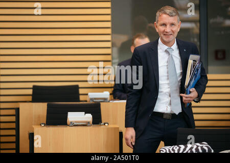 Erfurt, Allemagne. 17 Oct, 2019. Björn Höcke, chef de l'AfD de Thuringe, groupe parlementaire vient à la session extraordinaire de l'état de Thuringe au Parlement européen sur la protection de la constitution. L'AfD accuse le chef de Thuringe du Verfassungsschutz, Kramer, d'agir de manière neutre et peut-être même illégalement et personnel exigences conséquences. Crédit : Michael Reichel/dpa/Alamy Live News Banque D'Images