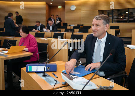 Erfurt, Allemagne. 17 Oct, 2019. Björn Höcke, chef de l'AfD de Thuringe groupe parlementaire, ordonne à ses documents avant la session extraordinaire de l'état de Thuringe au Parlement européen sur la protection de la constitution. L'AfD accuse le chef de Thuringe du Verfassungsschutz, Kramer, d'agir de manière neutre et peut-être même illégalement et personnel exigences conséquences. Crédit : Michael Reichel/dpa/Alamy Live News Banque D'Images