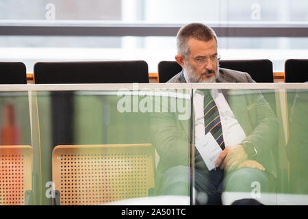 Erfurt, Allemagne. 17 Oct, 2019. Stephan Kramer, chef de la forêt Thuringeoise Office fédéral de protection de la Constitution, fait suite à la session extraordinaire de l'état de Thuringe au Parlement européen sur la protection de la constitution. L'AfD de Thuringe accuse le chef de l'Office de protection de la constitution d'agir de manière neutre et peut-être même illégalement et personnel exigences conséquences. Crédit : Michael Reichel/dpa/Alamy Live News Banque D'Images