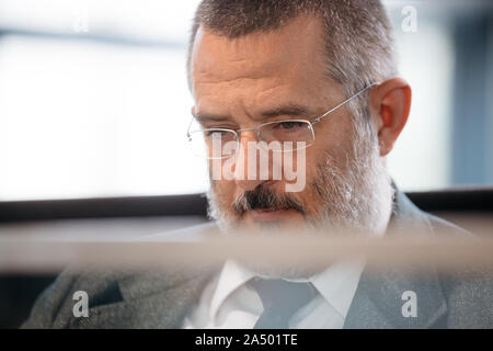 Erfurt, Allemagne. 17 Oct, 2019. Stephan Kramer, chef de la forêt Thuringeoise Office fédéral de protection de la Constitution, fait suite à la session extraordinaire de l'état de Thuringe au Parlement européen sur la protection de la constitution. L'AfD de Thuringe accuse le chef de l'Office de protection de la constitution d'agir de manière neutre et peut-être même illégalement et personnel exigences conséquences. Crédit : Michael Reichel/dpa/Alamy Live News Banque D'Images