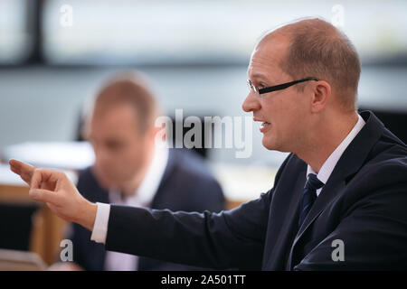 Erfurt, Allemagne. 17 Oct, 2019. Stefan Möller (AfD) prend la parole lors de la session extraordinaire de l'état de Thuringe au Parlement européen sur la protection de la constitution. L'AfD accuse le chef de Thuringe du Verfassungsschutz, Kramer, d'agir de manière neutre et peut-être même illégalement et personnel exigences conséquences. Crédit : Michael Reichel/dpa/Alamy Live News Banque D'Images