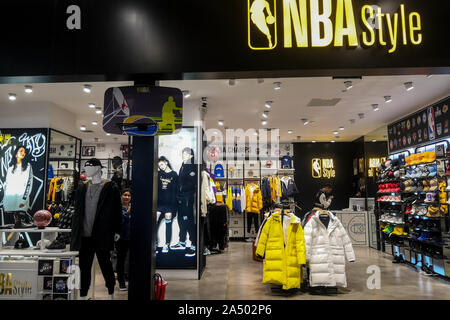 Aucun client n'apparaît à un magasin NBA, dont l'employé affirme qu'il n'a aucun problème à changer d'emploi, et où les produits des Houston Rockets, une équipe de basket-ball en NBA, sont supprimées, dans la ville de Zhengzhou, province du Henan en Chine centrale, 16 octobre 2019. Banque D'Images