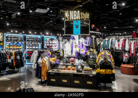 Aucun client n'apparaît à un magasin NBA, dont l'employé affirme qu'il n'a aucun problème à changer d'emploi, et où les produits des Houston Rockets, une équipe de basket-ball en NBA, sont supprimées, dans la ville de Zhengzhou, province du Henan en Chine centrale, 16 octobre 2019. Banque D'Images