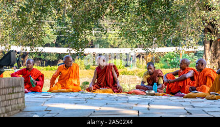 Les moines bouddhistes assis en face de Maya Devi Temple à Lumbini, Népal Banque D'Images