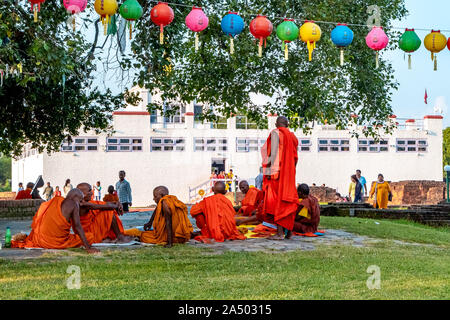 Les moines bouddhistes assis en face de Maya Devi Temple à Lumbini, Népal Banque D'Images