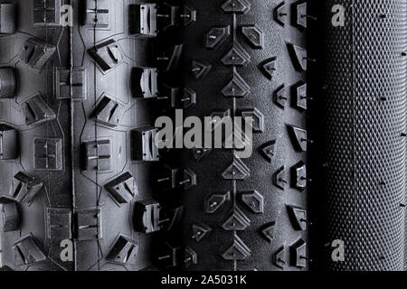 Gros plan macro de la bande de roulement des pneus vélo en caoutchouc noir divers avec différents types de profils isolé sur fond blanc Banque D'Images