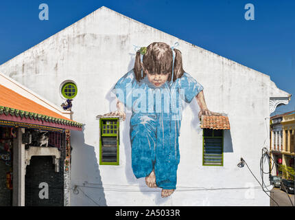Petite fille en bleu une des peintures murales réalisées par Ernest Zacharevic à George Town Penang Malaisie Banque D'Images