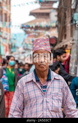 Katmandou, Népal - 21 septembre 2019 : foule de gens marcher dans les rues de Patan Durbar Square Banque D'Images