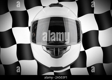 Carbone moto blanc casque intégral en face de motorsport et drapeau à damier noir fond. car kart racing concep la sécurité des transports Banque D'Images