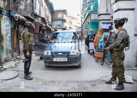 Srinagar, Jammu-et-Cachemire, en Inde. 12 octobre, 2019. Un soldat indien inspecte un véhicule après une grenade à Srinagar.Au moins 7 personnes ont été blessées après l'explosion d'une grenade au centre-ville Lal chowk, à Srinagar, capitale d'été du Cachemire indien. Credit : Idrees Abbas/SOPA Images/ZUMA/Alamy Fil Live News Banque D'Images