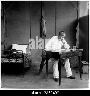 Alfred Dreyfus (1859-1935) Officier de l'artillerie française qui a été faussement déclaré coupable de trahison en 1894 et condamné à la prison à vie. Photographie prise de Dreyfus dans sa cellule à l'Île du Diable, en Guyane en 1898. Banque D'Images