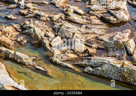 Détail d'un paysage rocheux sur la côte nord de la Bretagne en France. Banque D'Images