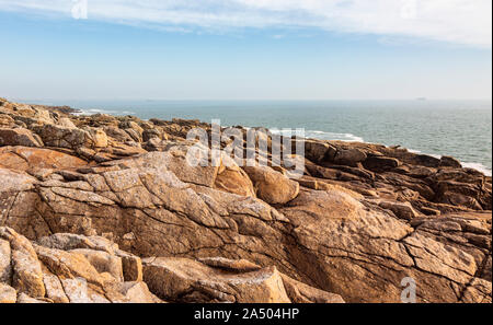 Paysage rocheux sur la côte nord de la Bretagne en France. Banque D'Images