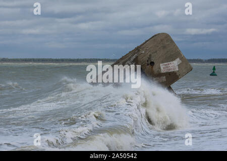 Le blockhaus du Hourdel pendant les grandes marées fouetté par les vagues de la Manche. Banque D'Images