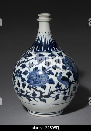 Bouteille d'apothicaire, ch. 1670-1680. Cette bouteille en porcelaine blanche est décorée d'oiseaux et de fleurs bleu cobalt. Bien qu'inspiré par les pots d'apothicaire fonctionnels utilisés dans les pharmacies médiévale, cette bouteille était susceptible de décoration. Sa face inférieure a les initiales IC, qui sont presque certainement ceux de Johannes Camphuys (1634-1695), qui était en charge de la Dutch East India Company&# x2019;s opérations dans Deshima en 1671. Au cours de la période Edo, le gouvernement japonais a relégué les commerçants hollandais de l'île artificielle de Deshima dans le port de Nagasaki en tant que moyen de prévention de l'influence européenne sur le native popul Banque D'Images