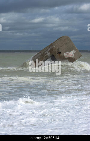 Le blockhaus du Hourdel pendant les grandes marées fouetté par les vagues de la Manche. Banque D'Images