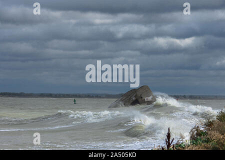 Le blockhaus du Hourdel pendant les grandes marées fouetté par les vagues de la Manche. Banque D'Images