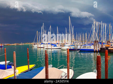 Modern yachts amarrés dans le port Banque D'Images