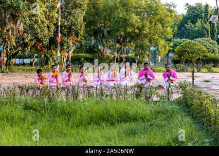 Jeune moine priant et méditant à Lumbini, Népal Banque D'Images