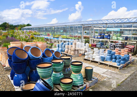 Une variété de céramique et de pots en terre cuite empilées dans un jardin pépinière, UK Banque D'Images
