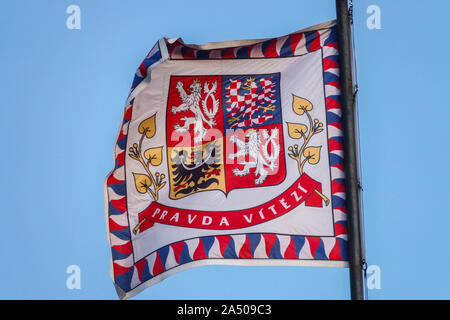 Blasons Héraldique sur le drapeau du Président tchèque, morave, lion et aigle silésien, vole au Château de Prague République Tchèque Banque D'Images