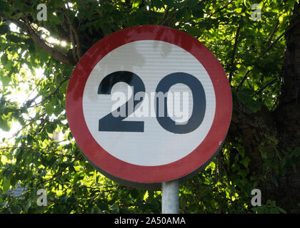 20 km/h de vitesse maximum road sign Banque D'Images