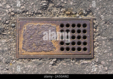 Ancien système de vidange ou de couverture d'accès à l'eau sur une chaussée au Royaume-Uni. Banque D'Images