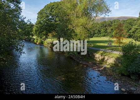 En regardant le long de la rivière Greta vers le parc Fitz en été Keswick Lake District National Park Cumbria Angleterre Royaume-Uni Grande-Bretagne Banque D'Images