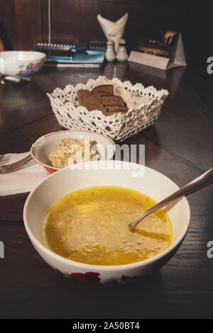 Soupe traditionnelle ukrainienne et russe pioche avec des reins dans une assiette sur la table du restaurant. Gros plan Banque D'Images