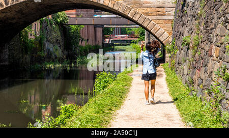 Femme en short et chaussures de marche dans la Chesapeake and Ohio Canal toepath à Georgetown, DC Banque D'Images