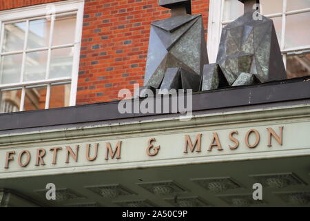 Entrée du magasin Fortnum & Mason dans Piccadilly, Londres, UK Banque D'Images