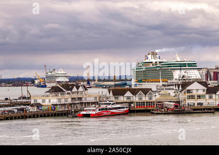 Royal Caribbean Cruise ship Indépendance de la mer amarré dans le port de Southampton, Hampshire, Royaume-Uni. Banque D'Images