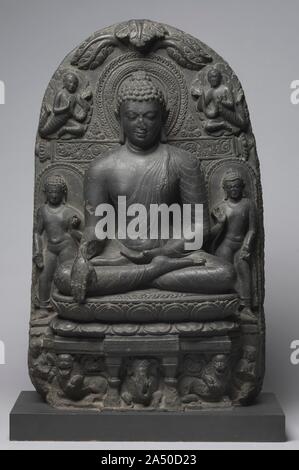 L'appel de Bouddha sur la terre à témoin, 800s. Cette sculpture fait partie d'une série qui représentent le Bouddha à différentes scènes de sa vie. Ici, il est à Bodhgaya, le lieu où il atteint l'illumination. En haut de la composition sont les branches de l'arbre ficus avec ses feuilles en forme de cœur, en vertu de laquelle il atteint l'illumination. Son geste de la main indique qu'il demande à la déesse de la terre à témoin le moment. Au cours de la période de la huitième Pala par 12e siècles dans l'Inde médiévale, le bouddhisme dominé et ont prospéré dans les grandes universités monastiques. Après la chute de la Banque D'Images