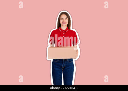 Belle prestation happy smiling woman holding est une boîte en carton style collage Magazine avec un fond de couleur à la mode. Banque D'Images