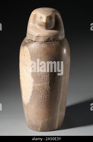 Vases canopes pot avec tête de, 664-525 BC. Dans le processus de momification, le foie, les poumons, l'estomac, et les intestins ont été retirés, embaumées séparément, et stockés dans des bocaux spécialisé connu sous le nom de vases canopes (après un marin dans la mythologie grecque, qui est morte à la ville de Canopus, dans le Delta du Nil et a été adoré sous la forme d'un jar à tête humaine). Chaque organe a été identifié à l'une des quatre divinités funéraires connus collectivement comme les fils d'Horus : le foie avec Imsety (tête de l'homme), les poumons avec Hapy (tête de babouin), l'estomac avec Douamoutef (jackal's head), et les intestins avec Qebeh Banque D'Images