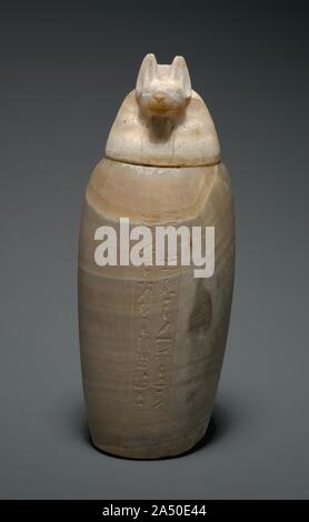 Vases canopes pot avec la tête de chacal, 664-525 BC. Dans le processus de momification, le foie, les poumons, l'estomac, et les intestins ont été retirés, embaumées séparément, et stockés dans des bocaux spécialisé connu sous le nom de vases canopes (après un marin dans la mythologie grecque, qui est morte à la ville de Canopus, dans le Delta du Nil et a été adoré sous la forme d'un jar à tête humaine). Chaque organe a été identifié à l'une des quatre divinités funéraires connus collectivement comme les fils d'Horus : le foie avec Imsety (tête de l'homme), les poumons avec Hapy (tête de babouin), l'estomac avec Douamoutef (jackal's head), et les intestins avec Qebeh Banque D'Images