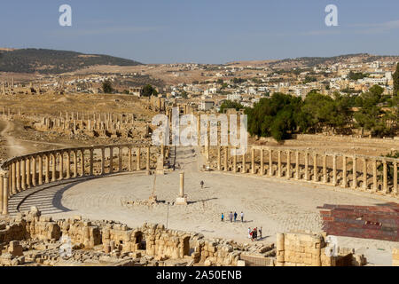 Le Forum ovale et Cardo Maximus dans l'ancienne ville romaine de Jerash Banque D'Images